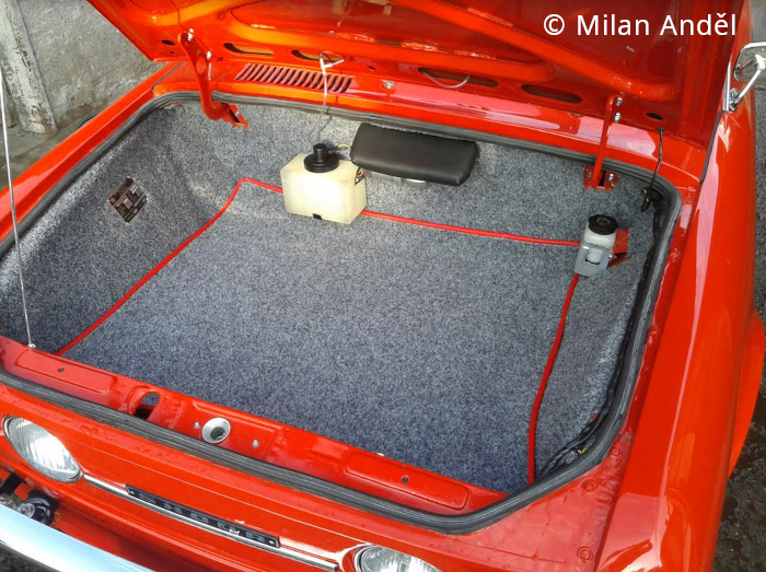 Čalounění kufru do vozu Škoda 110 R, fotografie od našeho zákazníka